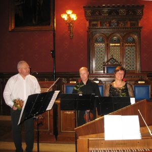 Piotr Gładki (po lewej) i Horizon Ensemble, koncert charytatywny w Collegium Novum Uniwersytetu Jagiellońskiego, 24.10.2009 r. (fot. Bogdan Skrzypczak)